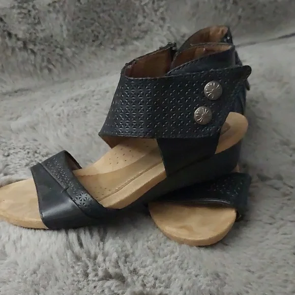 Sandle - Picture 2 of 4